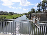 908300 Gezicht op de Kruisvaart vanaf de brug in de Jan van Foreeststraat te Utrecht, naar het zuidoosten. Met rechts ...